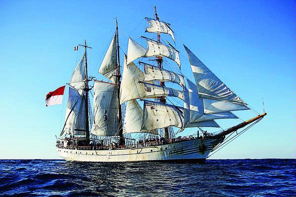 Tiang KRI Dewaruci Patah Dalam Misi Pelayaran Menuju Australia