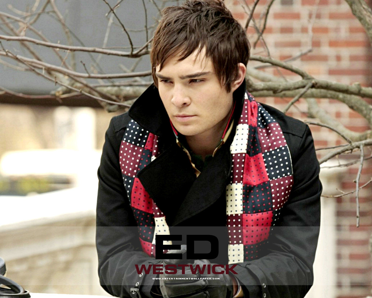 Cachecol estampado com look sobrios, isso define bem Chuck Bass.