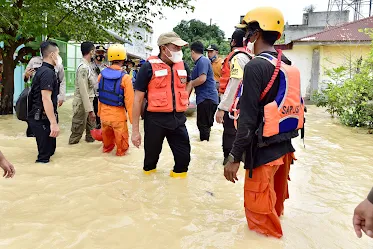 Gubsu Tinjau Banjir Tebingtinggi