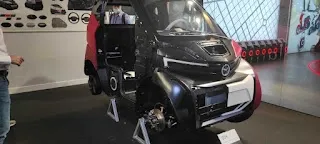 Silence S04 showcasing its mecanical parts on stands in a showroom.