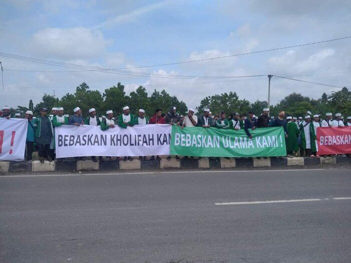 VIRAL! Puluhan Massa Khilafatul Muslimin Muncul Serentak di Bandung Barat