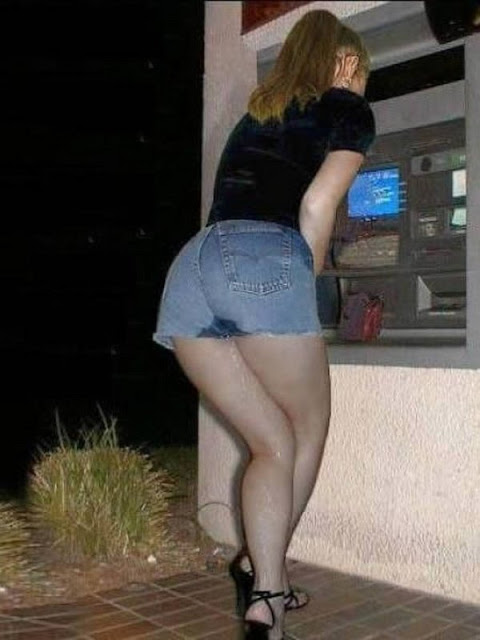 Gadis Ini Ngompol Di Dalam Ruang Mesin ATM