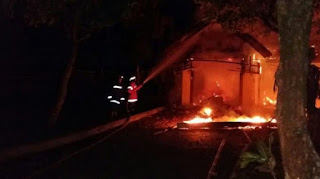 Buntut Penusukan dan Perusakan Mobil, Massa Bakar Markas Ormas GMBI di Bogor - Commando