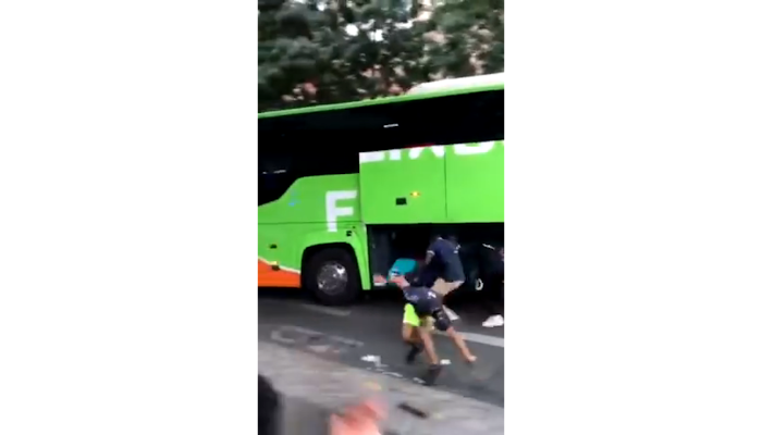 Vídeo mostra ônibus sendo saqueado na França.