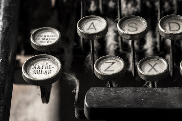 Czarno-białe zdjęcie maszyny do pisania
