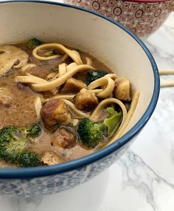 Ramen de miso con udon y tofu 