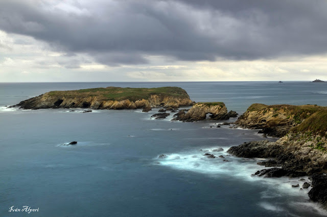 Resultado de imagen de playa santa gadea asturias