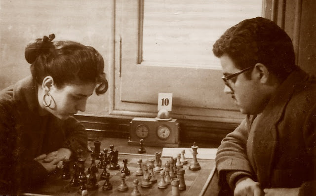 María Lluïsa Puget jugando al ajedrez