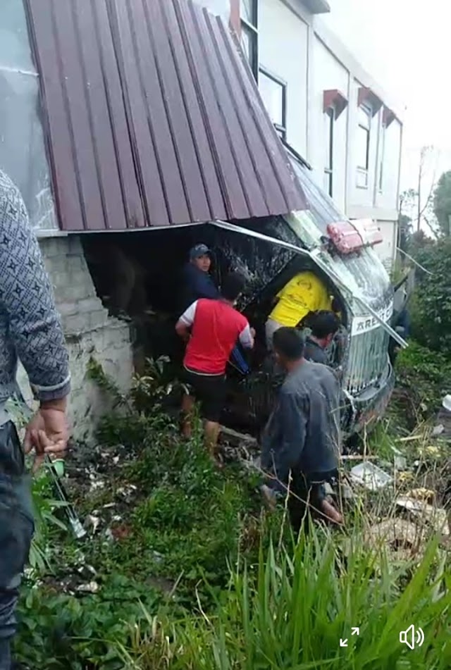 Mobil Ambulance bawa Jenazah Tabrak rumah di Kayu Aro