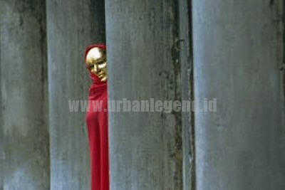 Urban Legend Red Cloak (Jubah Merah)