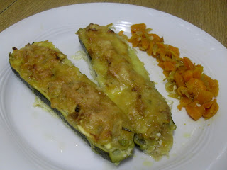 Receta de  calabacines rellenos de atún y cebolla con zanahoria caramelizada.