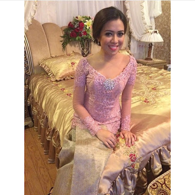 kebaya pink broklat dengan rok emas panjang