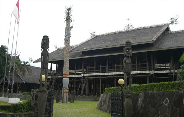 Rumah Adat Kalimantan Timur (Rumah Lamin), Gambar, dan 