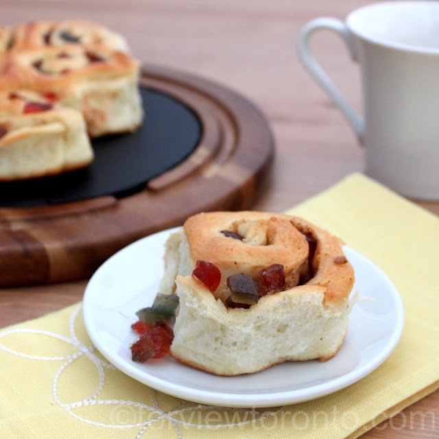 spiced dried fruit bun