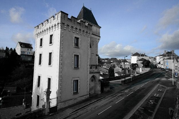Nontron entrance castle coloured.png