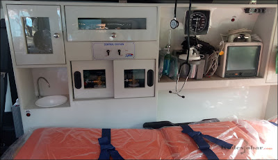 Interior ambulans mini ICU Daihatsu dilengkapi dengan peralatan medis