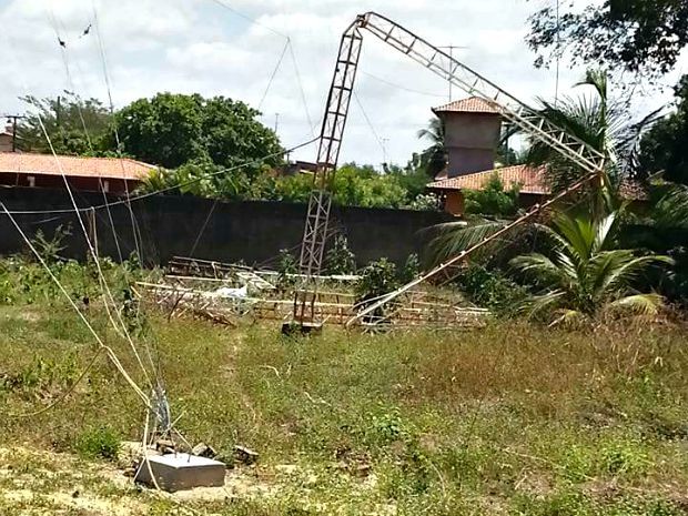 Acidente com torre de rádio deixa um morto e um ferido em Pacajus, no CE