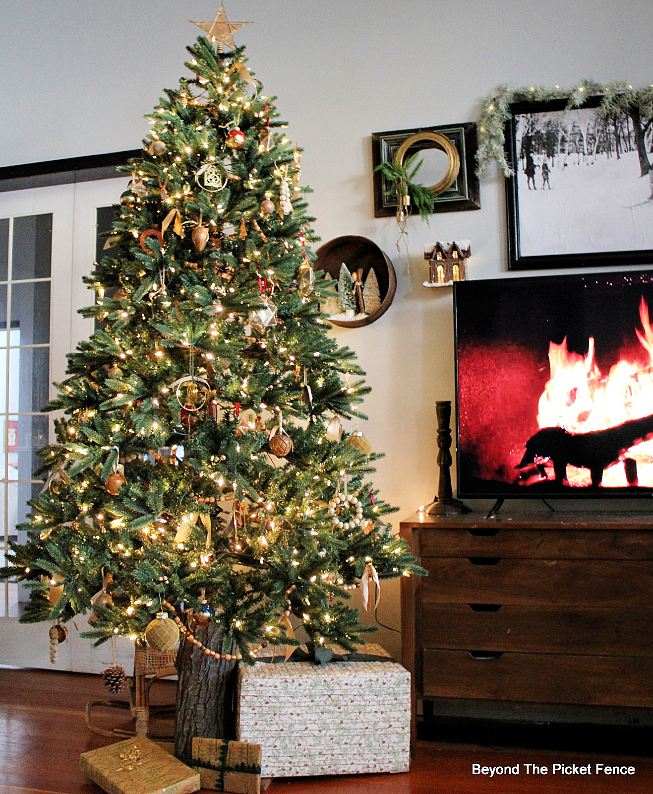 Beyond The Picket Fence: Warm Golden Christmas Tree