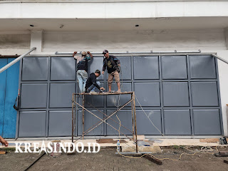 Pintu Gudang pesanan PT Hasta Bersama di Jln Raya Bogor Cilodong Depok