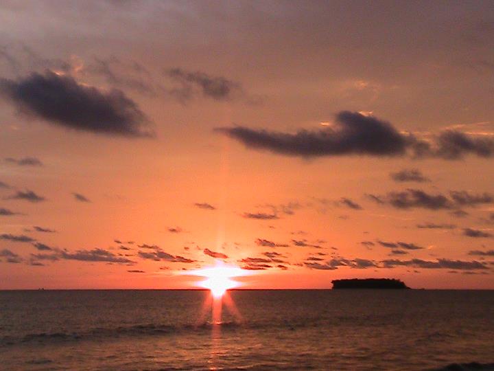 Matahari terbenam di Pantai Kata Pariaman Medianers