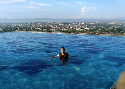 http://www.sukrisnosantoso.com/2016/06/berenang-di-kolam-renang-tertinggi-di.html