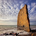 Batu Unik Menyerupai Tembok Raksasa di Tepi Laut