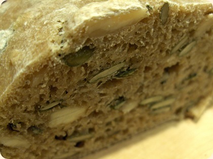 Speltbrød med mandler og græskarkerner
