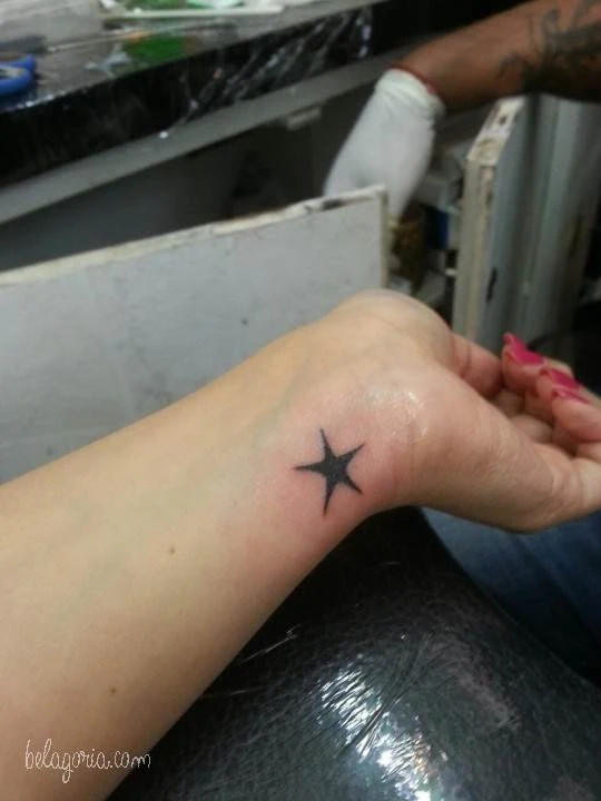 tatuajes de estrellas elegantes para mujeres