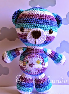 http://esunmundoamigurumi.blogspot.com.es/2015/01/patron-gratis-osito-multicolor.html