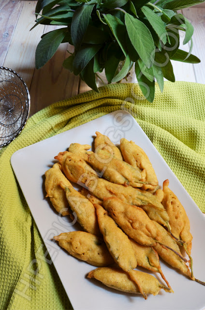 hiperica di lady boheme blog di cucina, ricette gustose, facili e veloci. Salvia fritta in pastella senza uovo