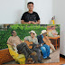 CAMILO PALACIO Y UNA DE SUS PINTURAS
