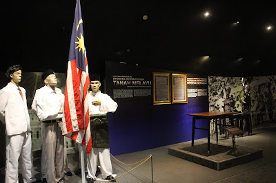 Muzium Negara's Malaysia Today Gallery: Raising of the flag of the Federation of Malay
