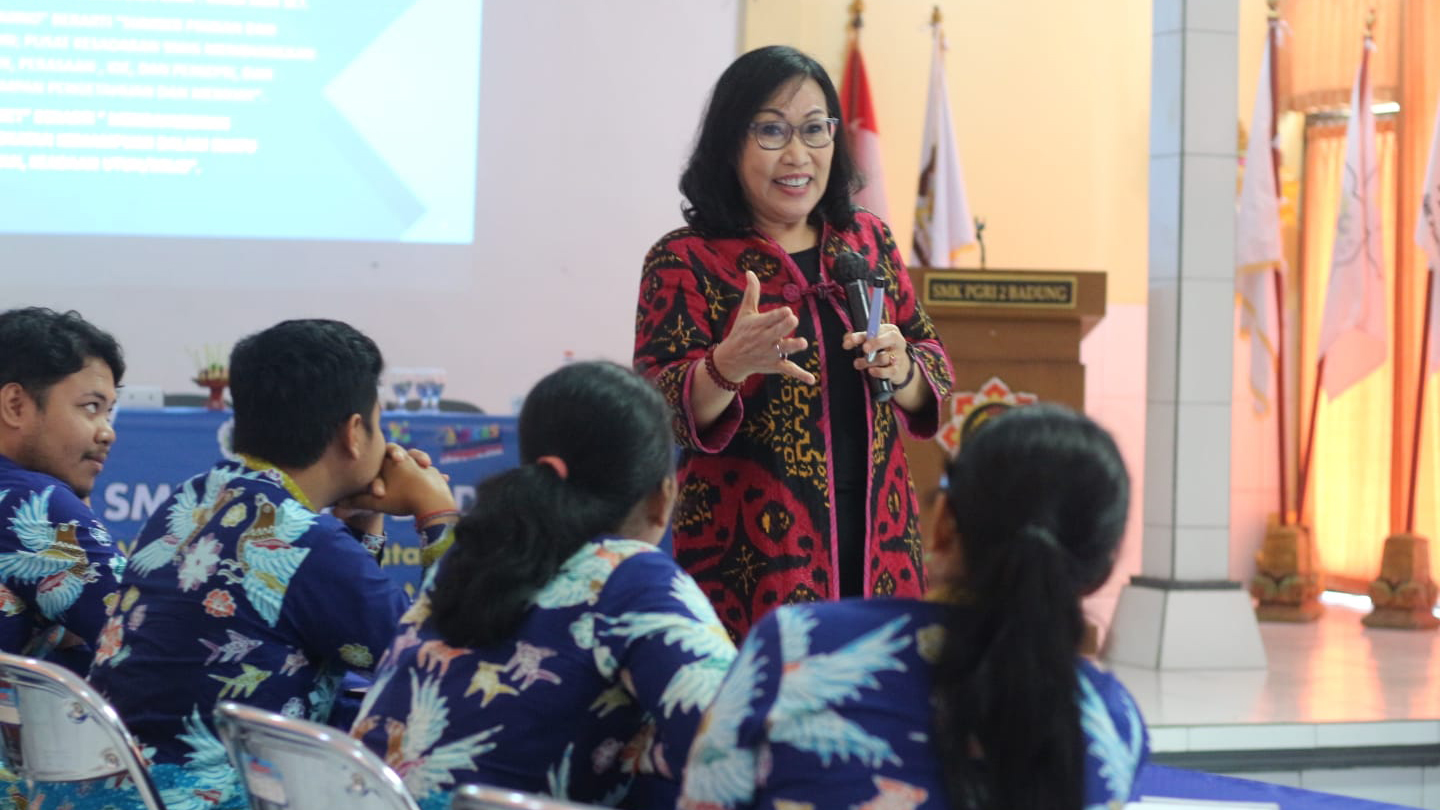 Santy Sastra Berbagi Ilmu Pikiran di SMK PGRI 2 Mengwi Badung - Santy Sastra Public Speaking (1)