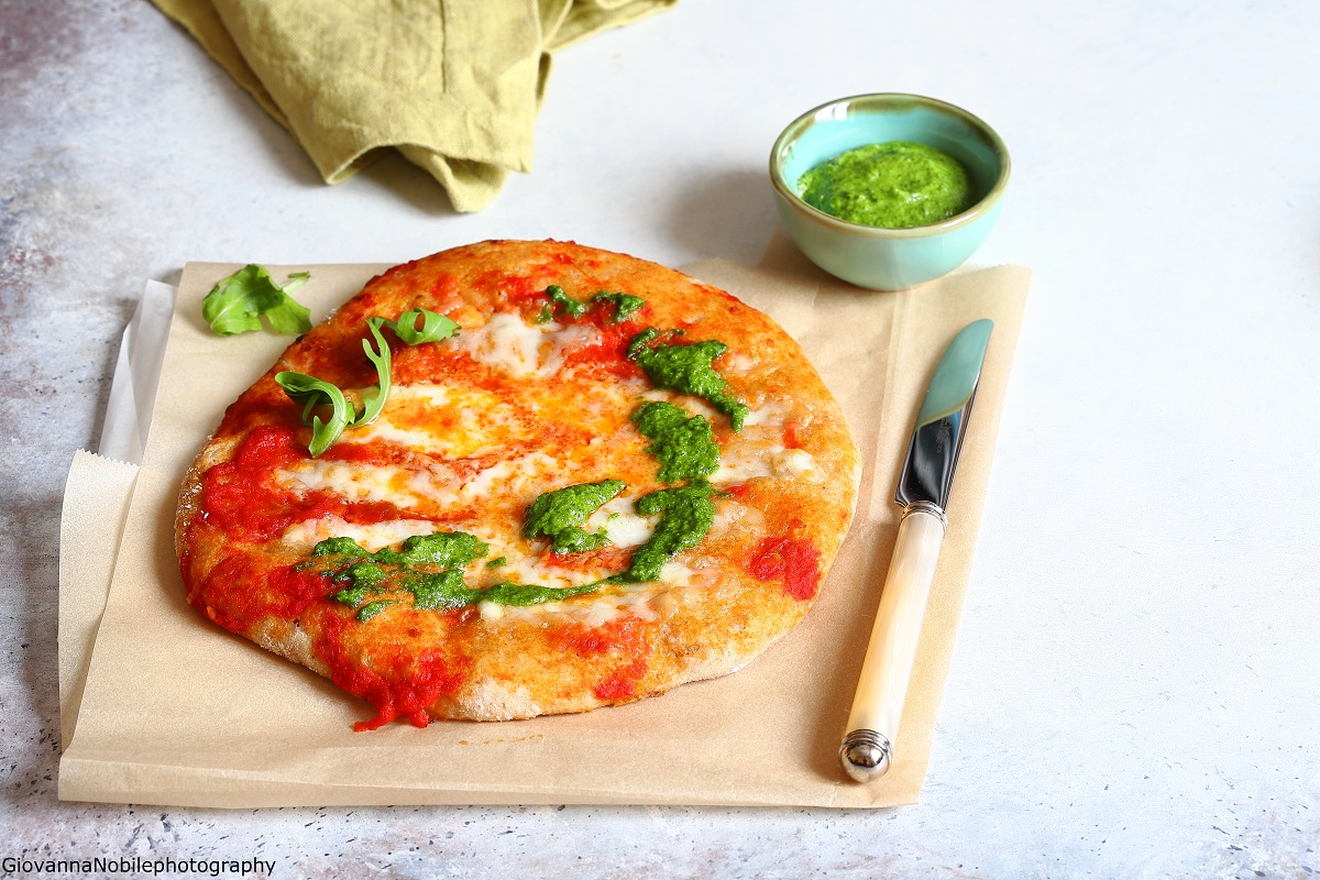 Pizza con filetto di pomodori e crema di rucola