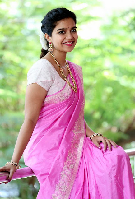 Tollywood actress Swathi Reddy smiling pics in saree