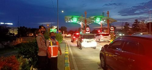 Personil Ditpamobvit Polda Banten Patroli Jalan Tol Tangerang-Merak Untuk Menjaga Kondusifitas.
