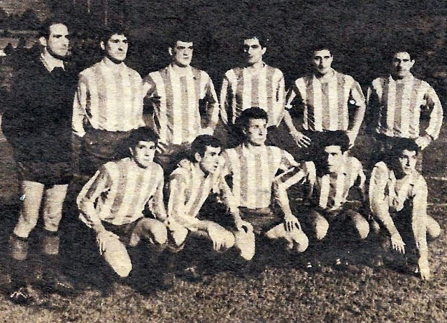 CLUB ATLÉTICO DE MADRID. Temporada 1963-64. Madinabeytia, Griffa, Glaría, Ramiro, Calleja, Rivilla. Aramburu, Adelardo, Loma, Grosso y Collar. CLUB ATLÉTICO DE MADRID 2 CLUB REAL MURCIA 1. 12/01/1964. Campeonato de Liga de 1ª División, jornada 16. Madrid, estadio Metropolitano. GOLES: 0-1: 69’, Lax. 1-1: 82’, Griffa. 2-1: 84’, Grosso.