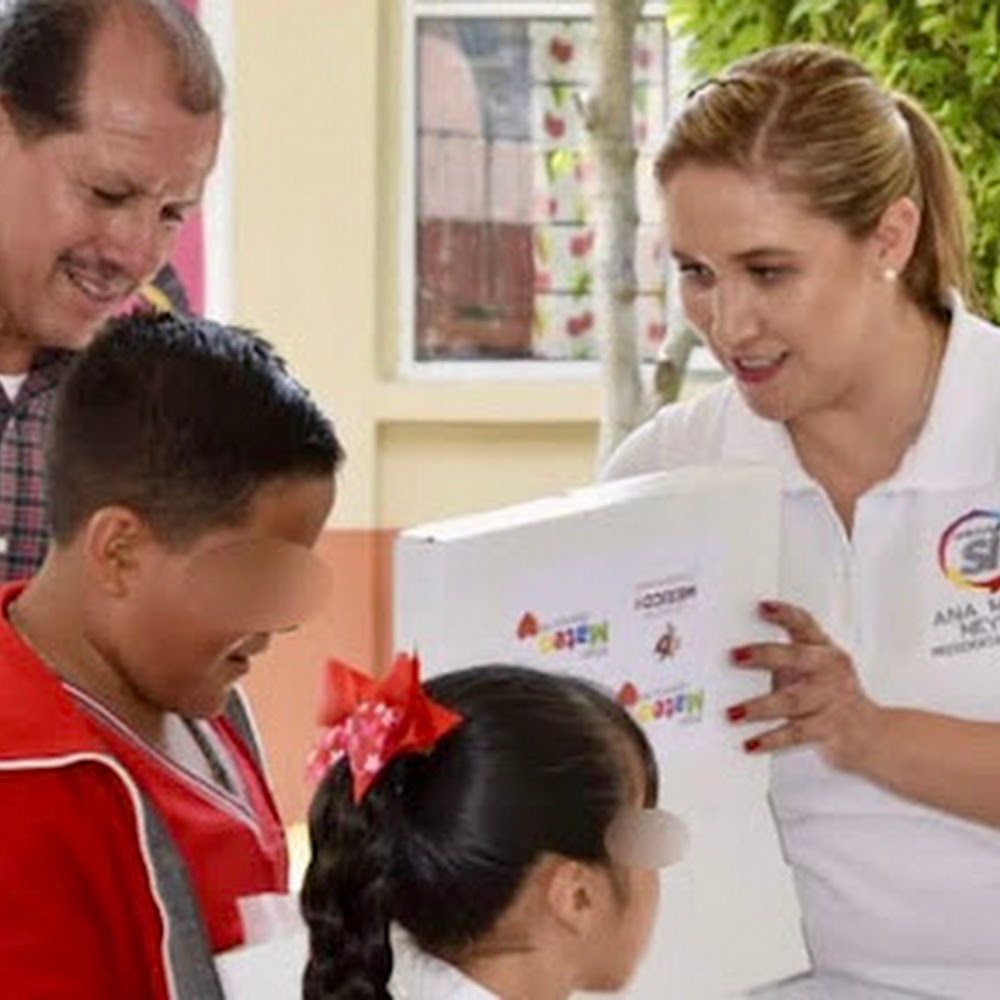 Productoras de calzado y servidores públicos de San Mateo, donan productos a infancias de Chalco. 