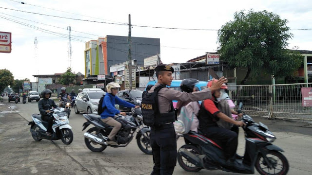 Pelihara Kamsetibcarlantas, Personil Ditsamapta Polda Banten Rutin Atur Lalu Lintas di Pagi Hari