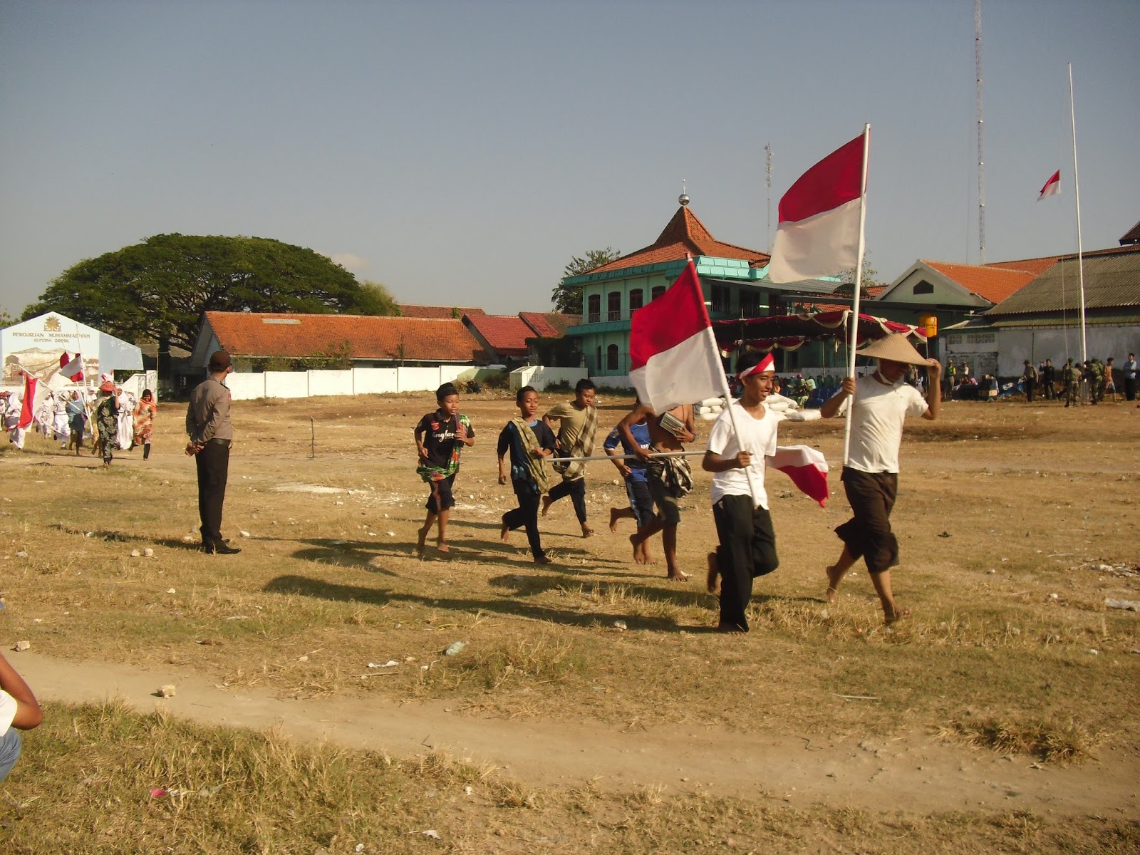 Senin 17 Agustus 2015 segenap guru karyawan dan siswa siswi MAN Gresik mengikuti kegiatan upacara bendera Peringatan Kemerdekaan RI yang ke 70 di Lapangan