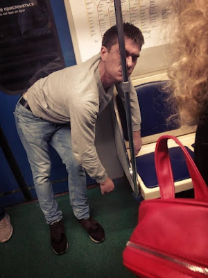 Lustiges Bahnfahren nach der Arbeit müde nach Hause fahren Lustiges Bahnfahren nach der Arbeit müde nach Hause fahren
