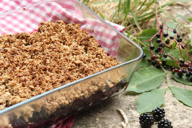 Cuillère et saladier : Crumble mûres et sureau (vegan, sans gluten)