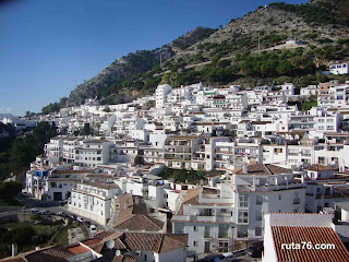 Hermosa vista de las casas de Mijas Pueblo en la montaña