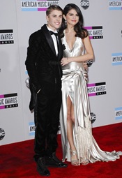 gomez-bieber-2011-american-music-awards-05