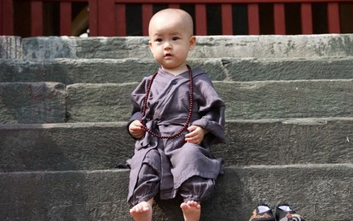 Tiểu hòa thượng&quot; đang yêu gây sốt cộng đồng mạng