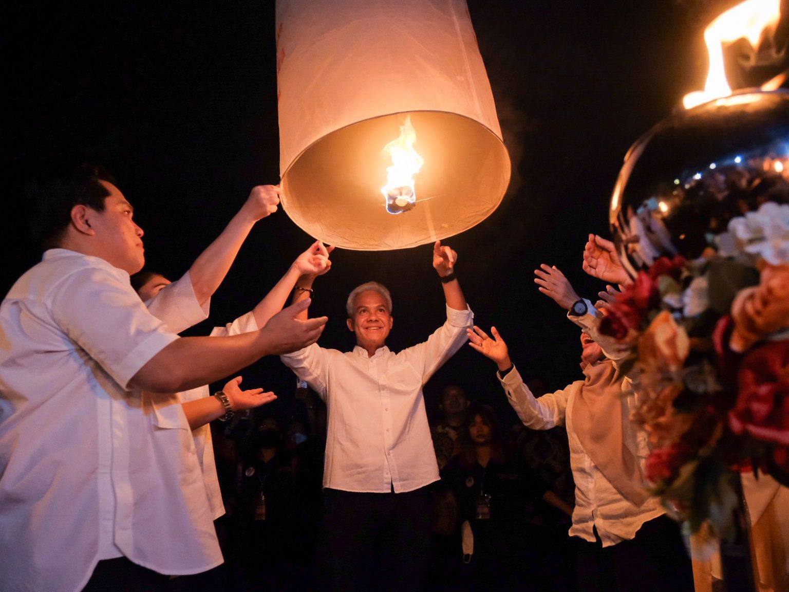 Ini Momen Ganjar Terbangkan Lampion Waisak Bareng Erick Thohir di Borobudur