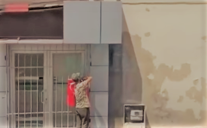 في أخبار تركيا.. شاب سوري حمل العلم التركي من على الأرض و وضعه عاليا (فيديو)