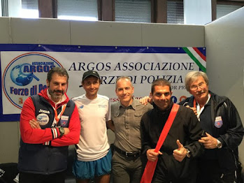 Il campione del mondo Giorgio Calcaterra in visita allo stand dell'Associazione ARGOS Forze di Polizia - Maratona di Roma 2017