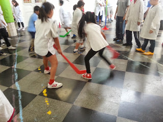 Imagen de los Niños practicando juego de hockey.