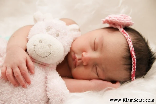 أسباب كثرة نوم الطفل الرضيع حديث الولادة
